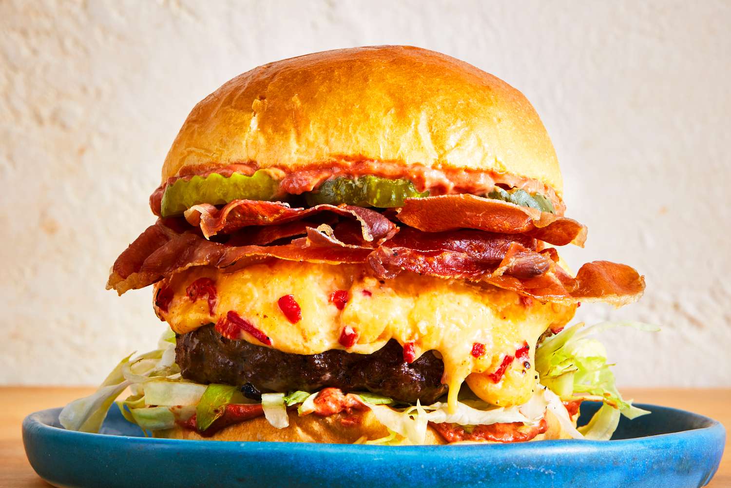 Burger au barbecue sur lit d'oignons confits