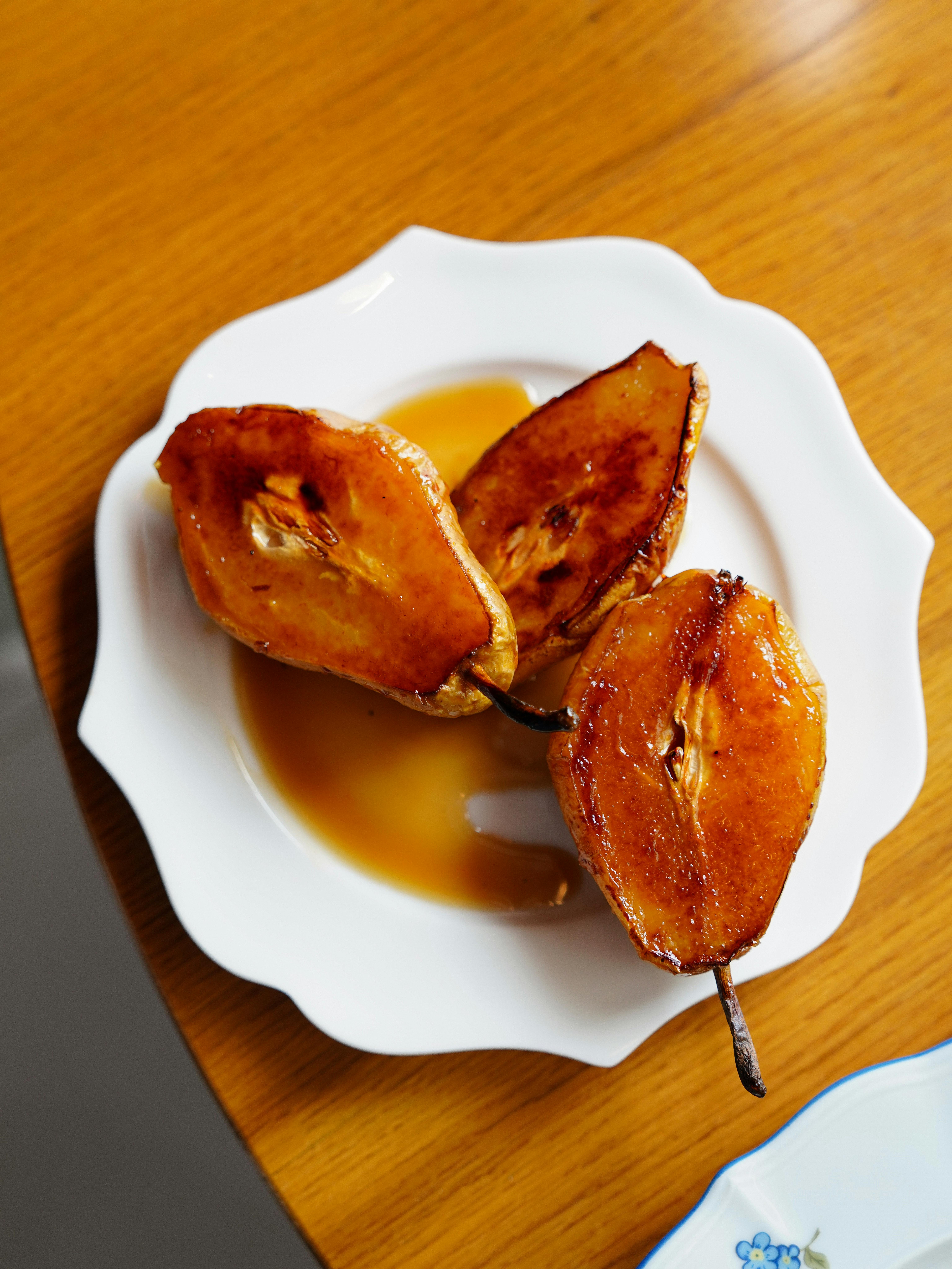 Poire grillée, sauce caramel aux noix