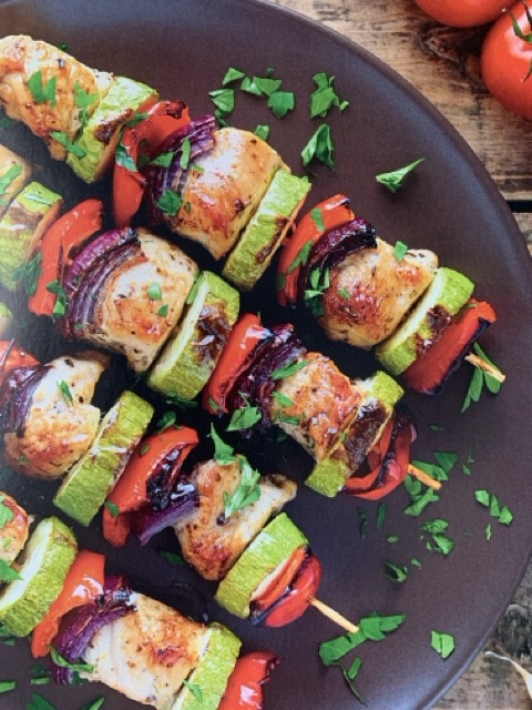 Brochettes de poulet et légumes, sauce tzatziki
