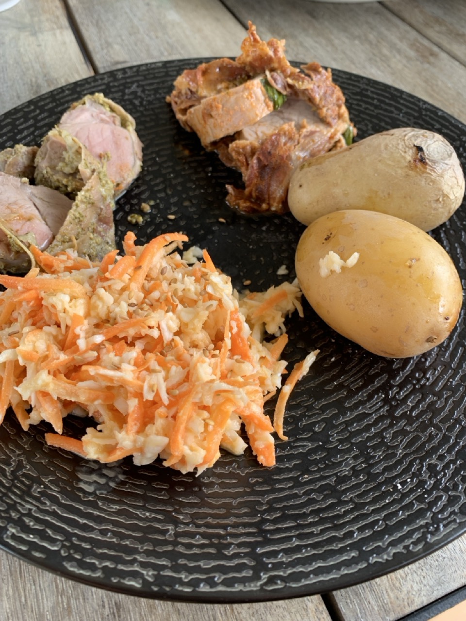 Filets mignon de porc lardé,  pesto vert et pesto rouge en papillote